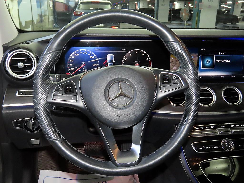 Mercedes-Benz E-Class — photo 08