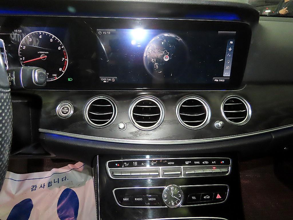 Mercedes-Benz E-Class — photo 11