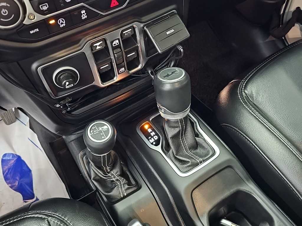 Jeep Wrangler — photo 08