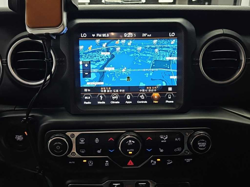 Jeep Wrangler — photo 10