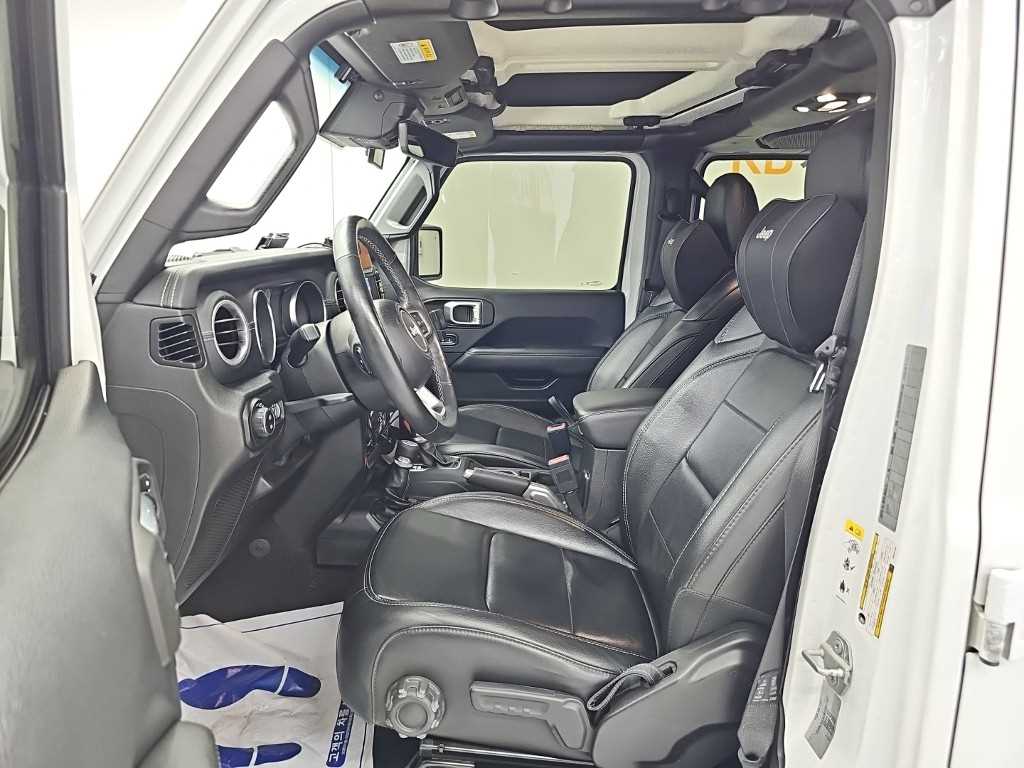 Jeep Wrangler — photo 11