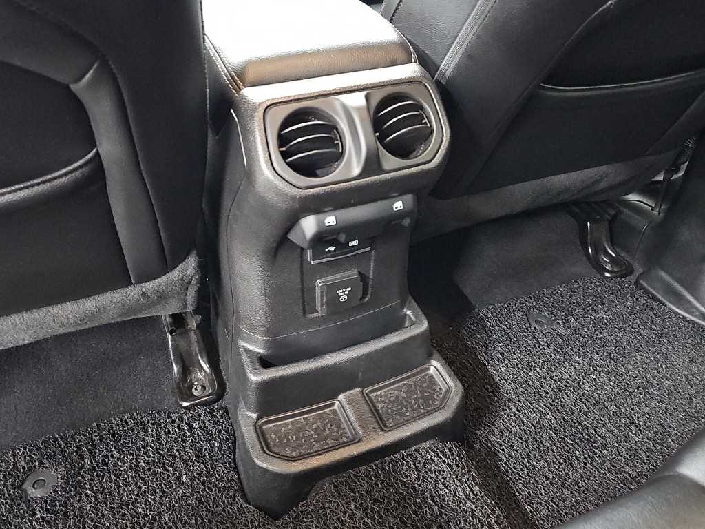 Jeep Wrangler — photo 13
