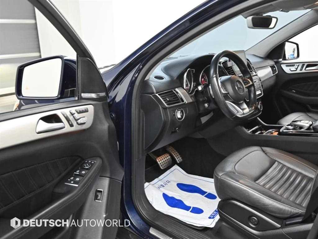 Mercedes-Benz GLE-Class — photo 11