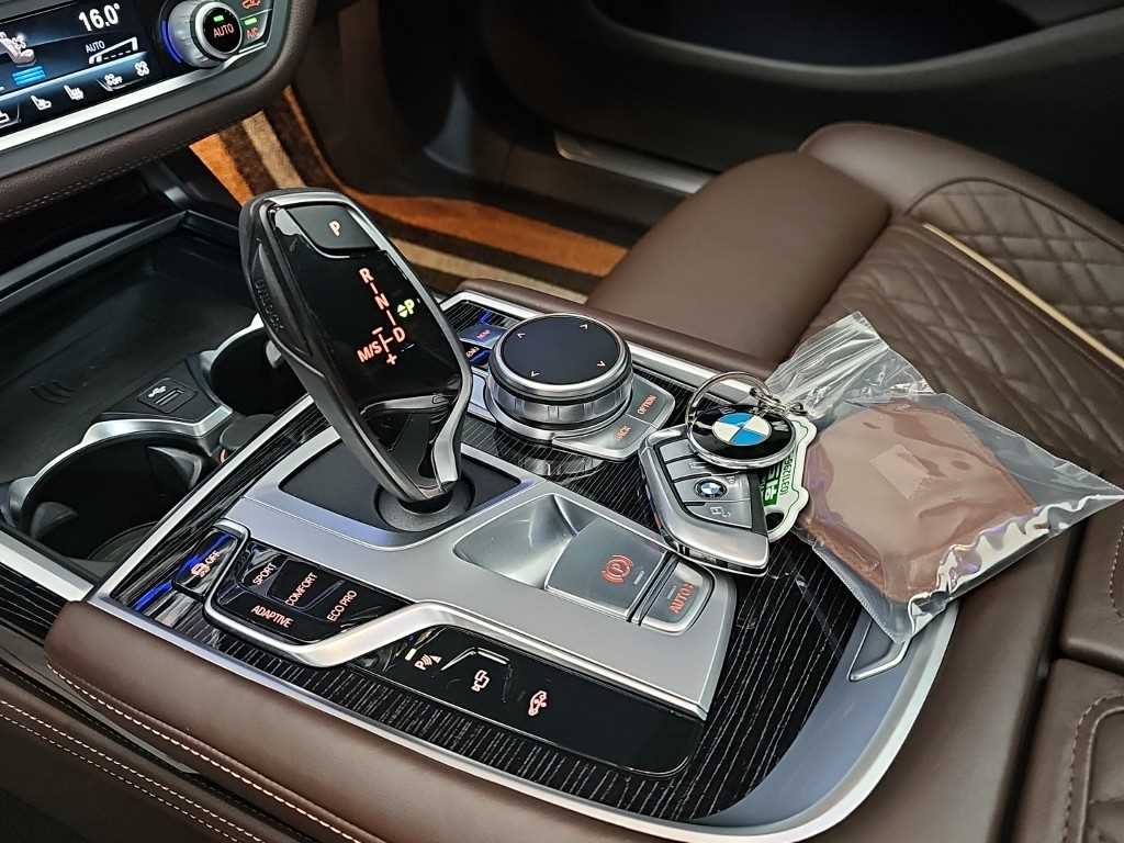 BMW 7-Series — photo 08