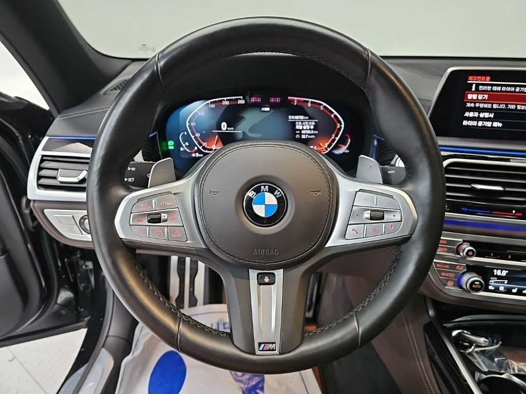 BMW 7-Series — photo 09