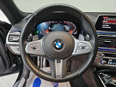 BMW 7-Series — photo 09