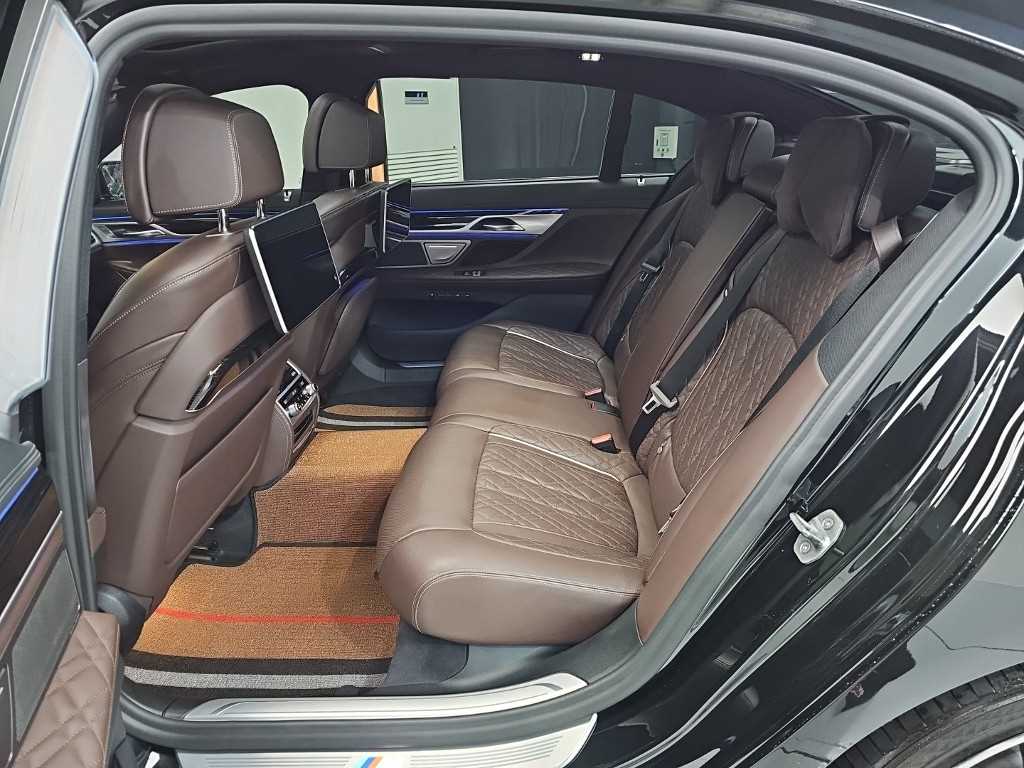 BMW 7-Series — photo 12