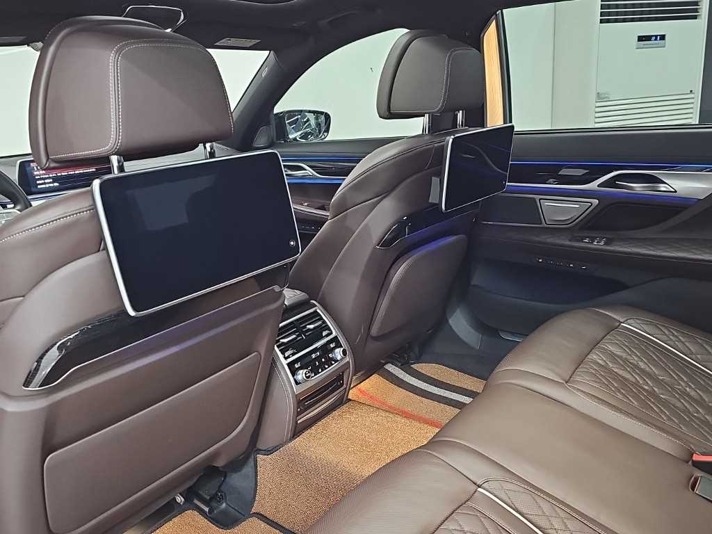 BMW 7-Series — photo 13
