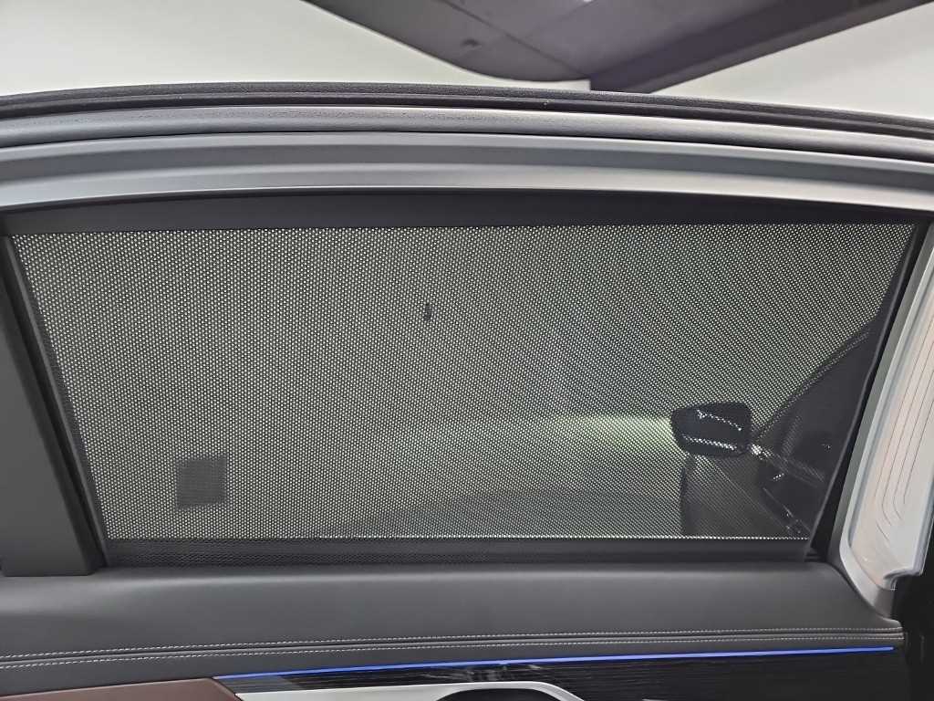 BMW 7-Series — photo 14
