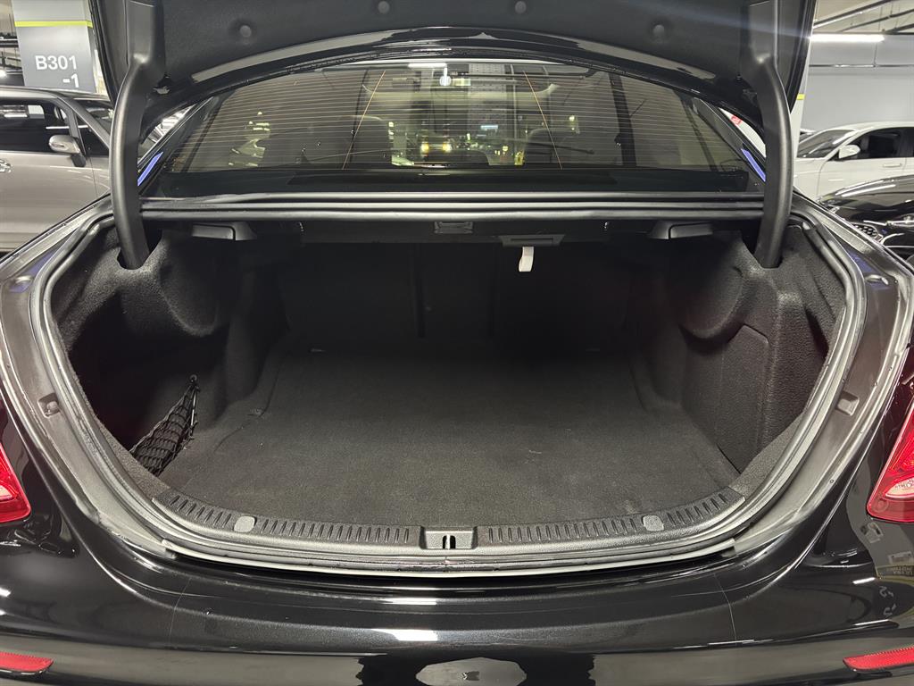 Mercedes-Benz E-Class — photo 20