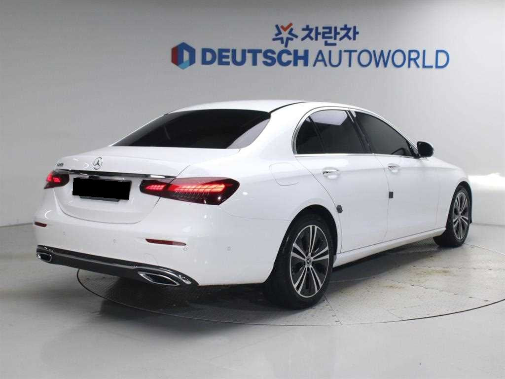 Mercedes-Benz E-Class — photo 02