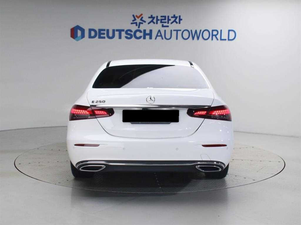 Mercedes-Benz E-Class — photo 04