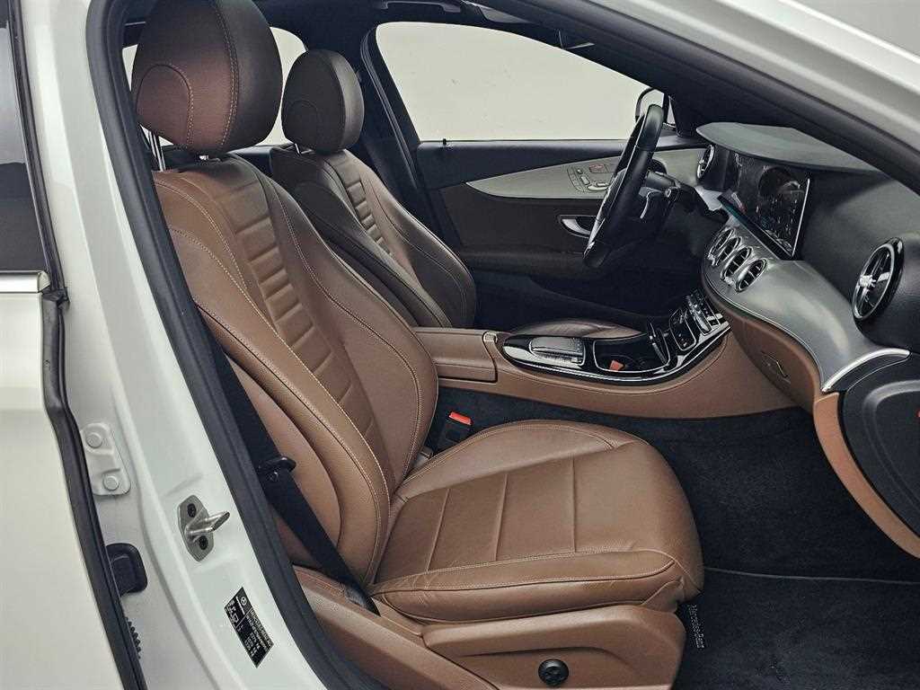 Mercedes-Benz E-Class — photo 10