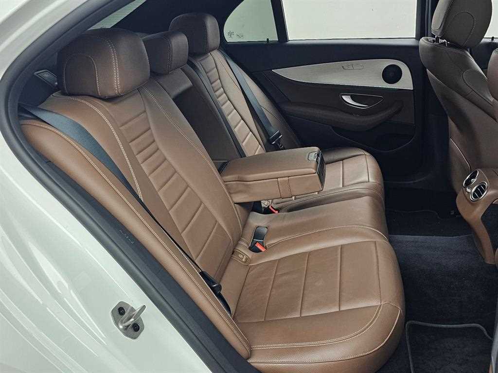 Mercedes-Benz E-Class — photo 12