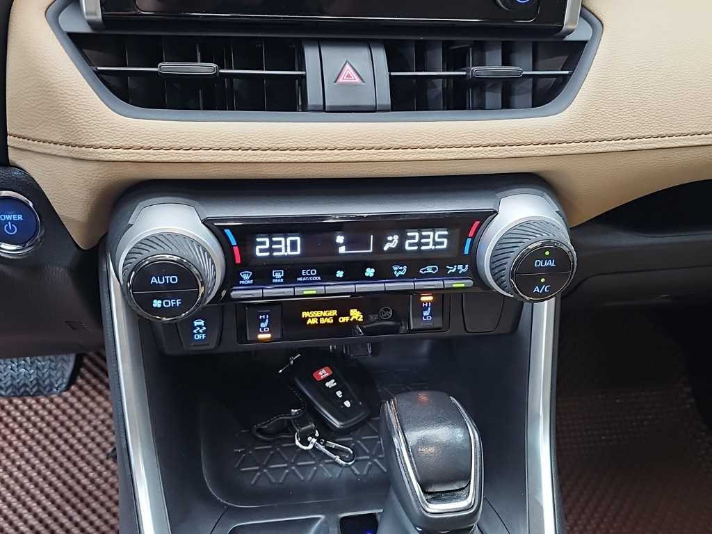 Toyota RAV4 — photo 10