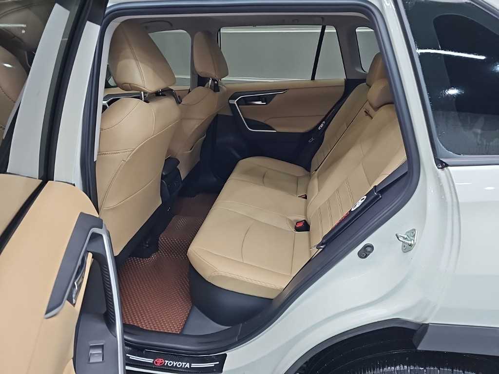 Toyota RAV4 — photo 12