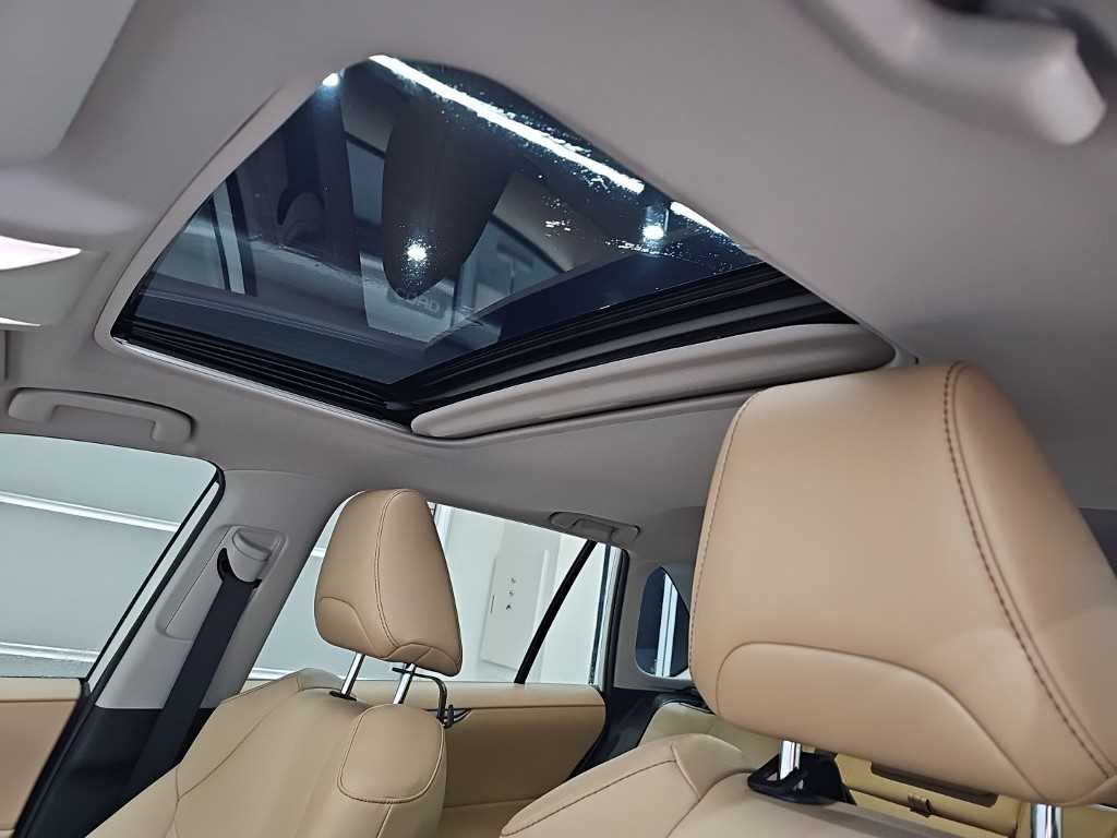 Toyota RAV4 — photo 13
