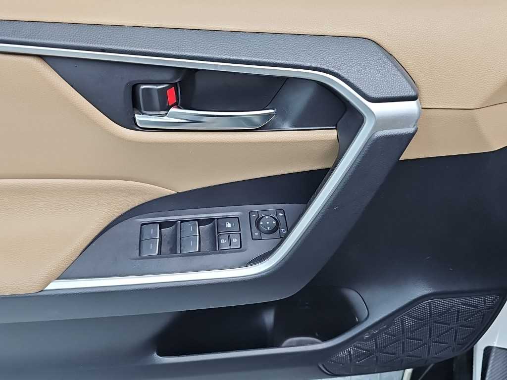 Toyota RAV4 — photo 16
