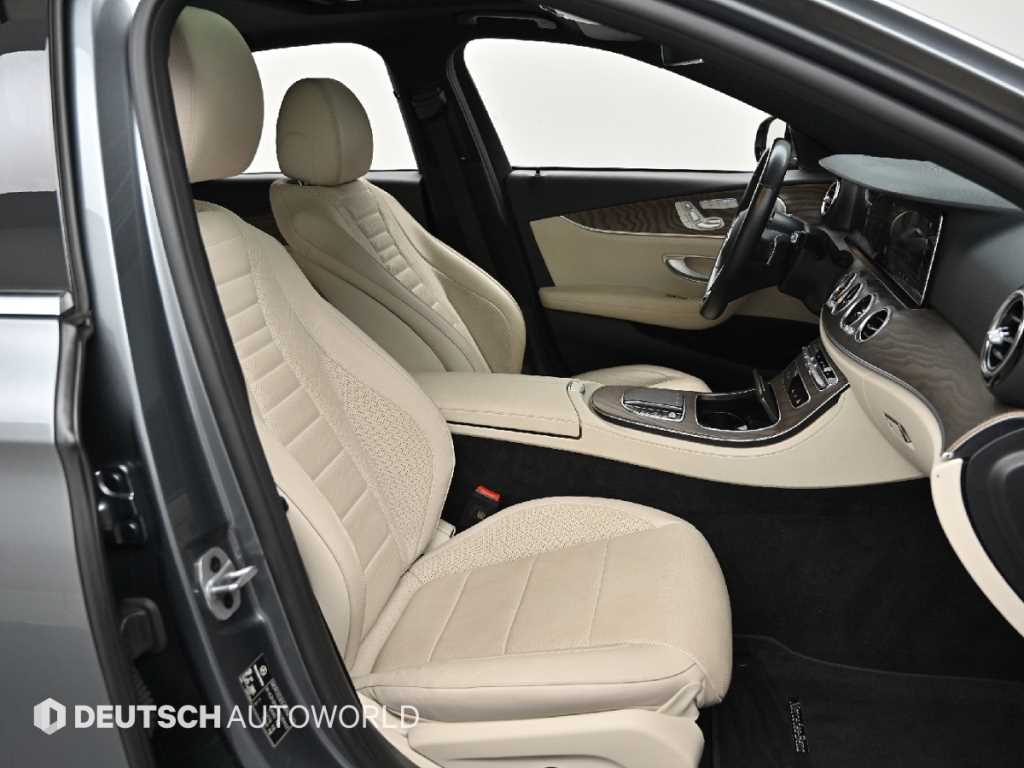 Mercedes-Benz E-Class — photo 11