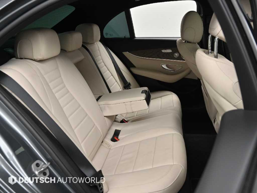 Mercedes-Benz E-Class — photo 12