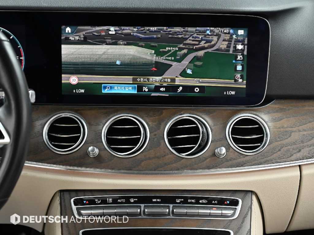 Mercedes-Benz E-Class — photo 14