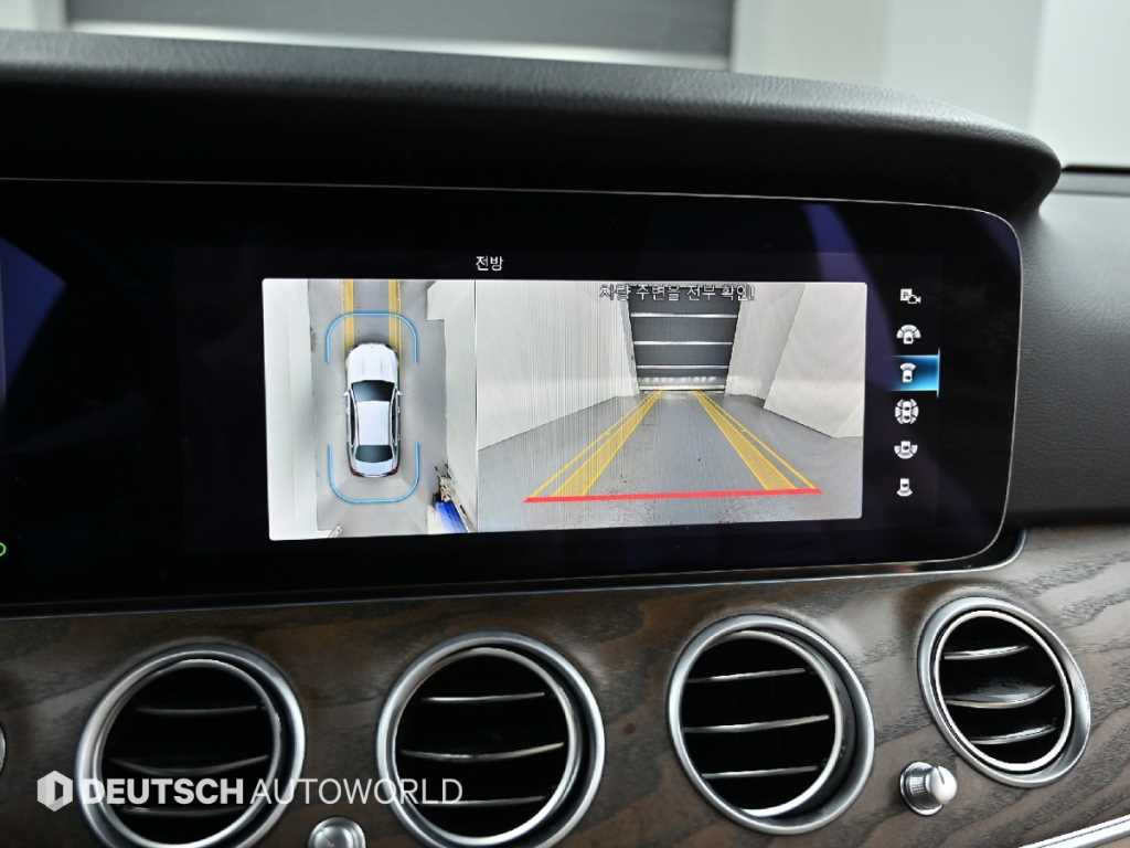 Mercedes-Benz E-Class — photo 15