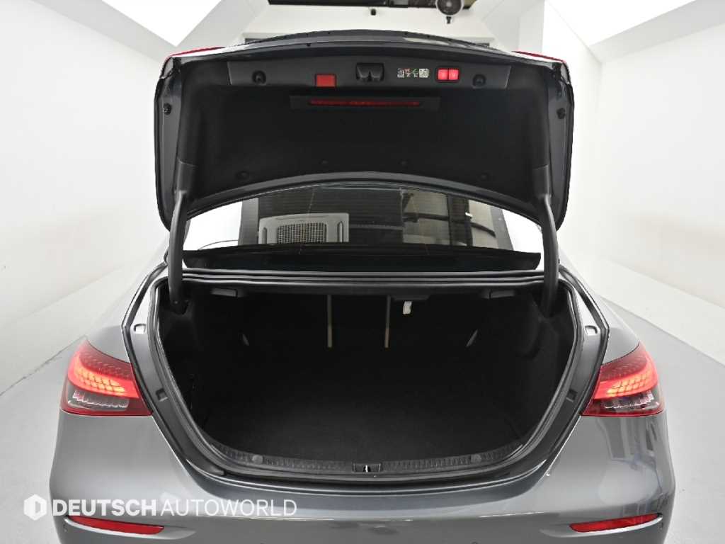 Mercedes-Benz E-Class — photo 19