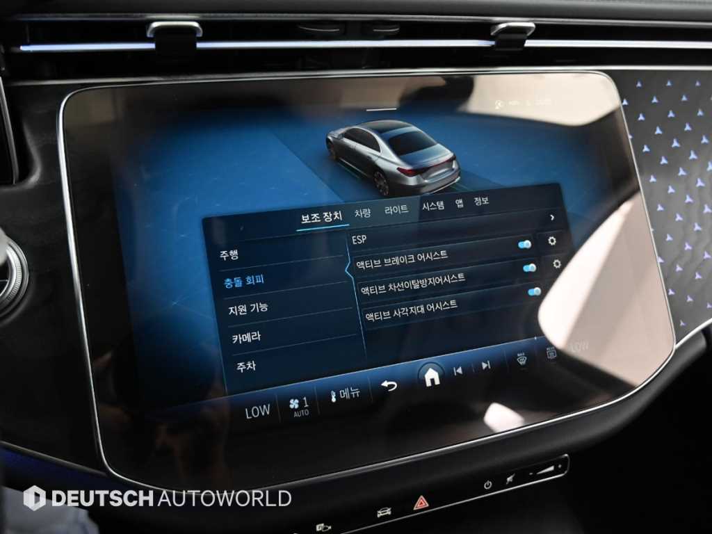 Mercedes-Benz E-Class — photo 17