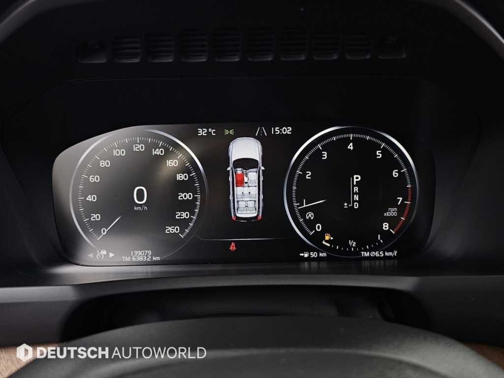 Volvo XC90 — photo 08