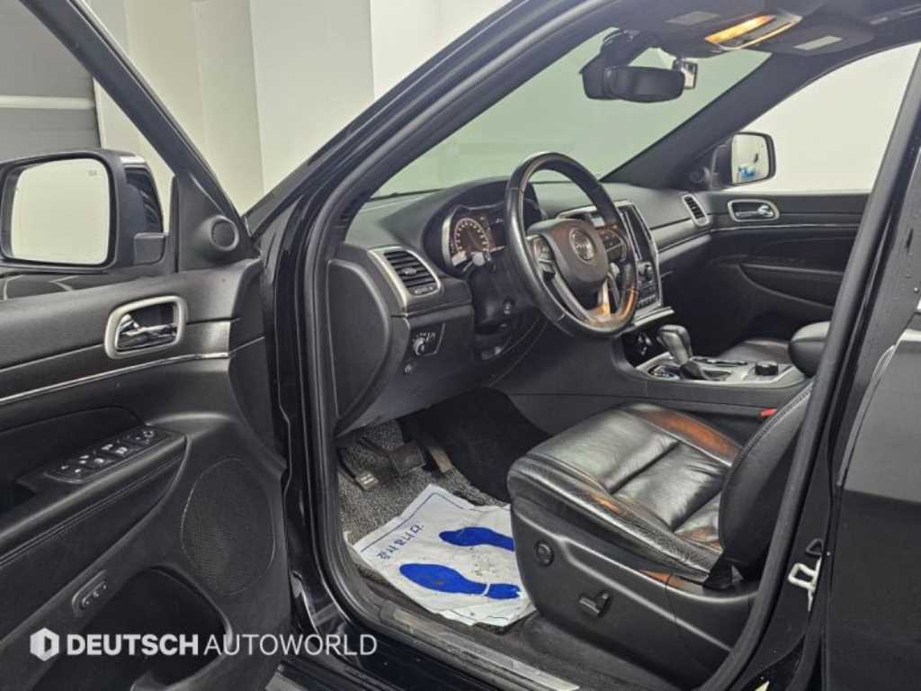 Jeep Cherokee — photo 11