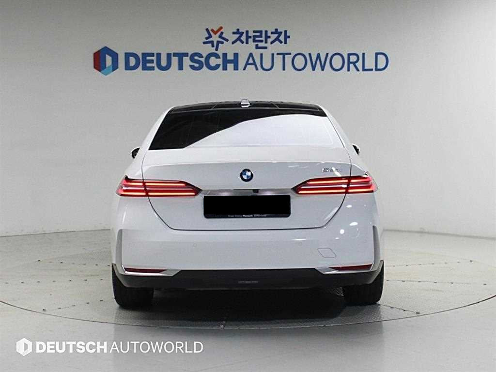 BMW 5-Series — photo 04
