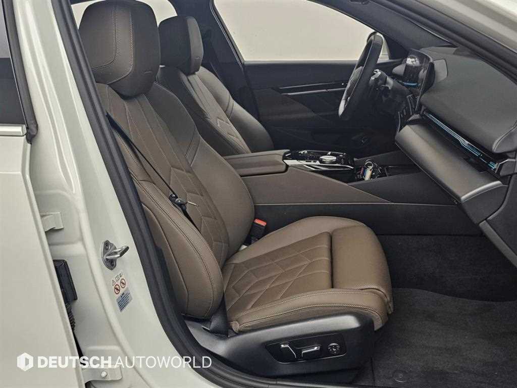 BMW 5-Series — photo 10