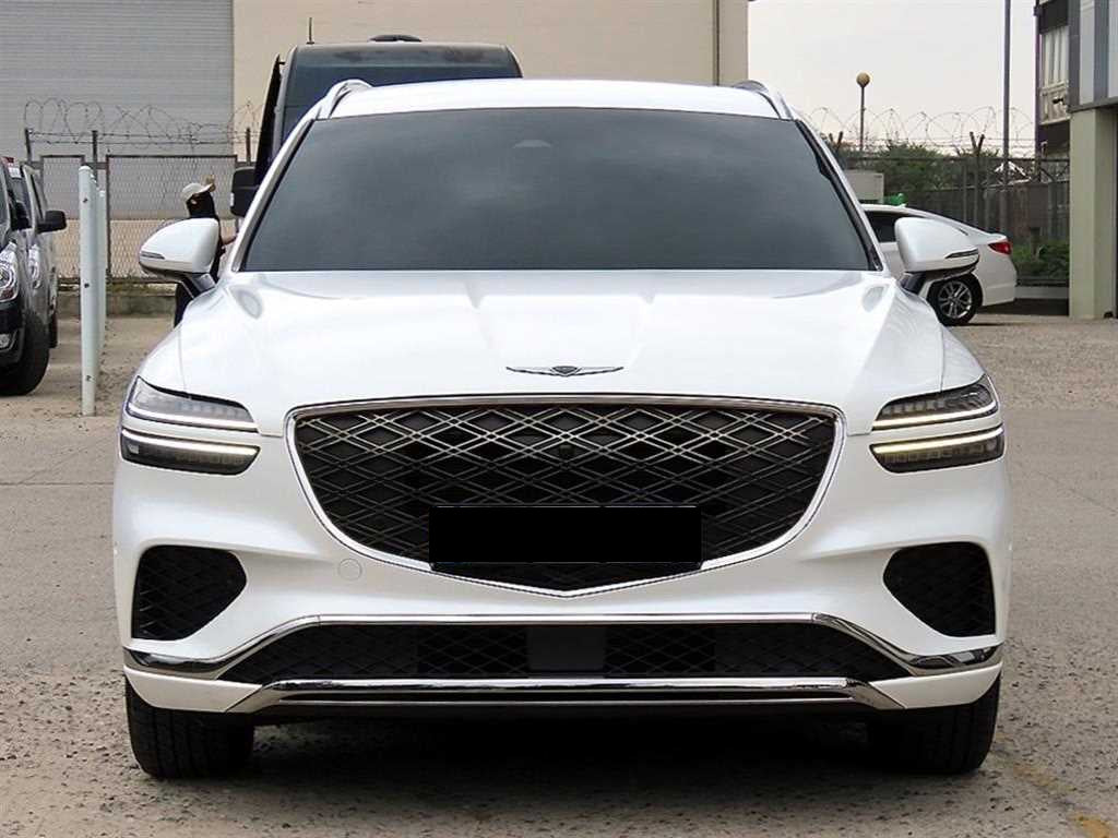 Genesis GV70 — photo 01