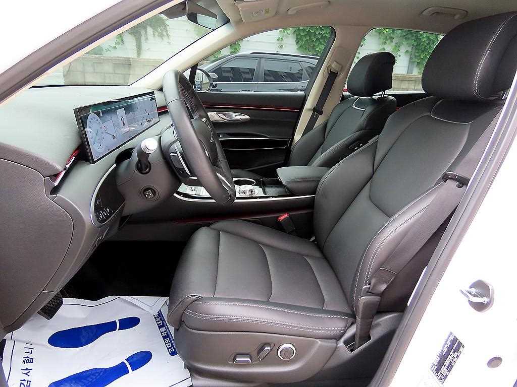 Genesis GV70 — photo 05