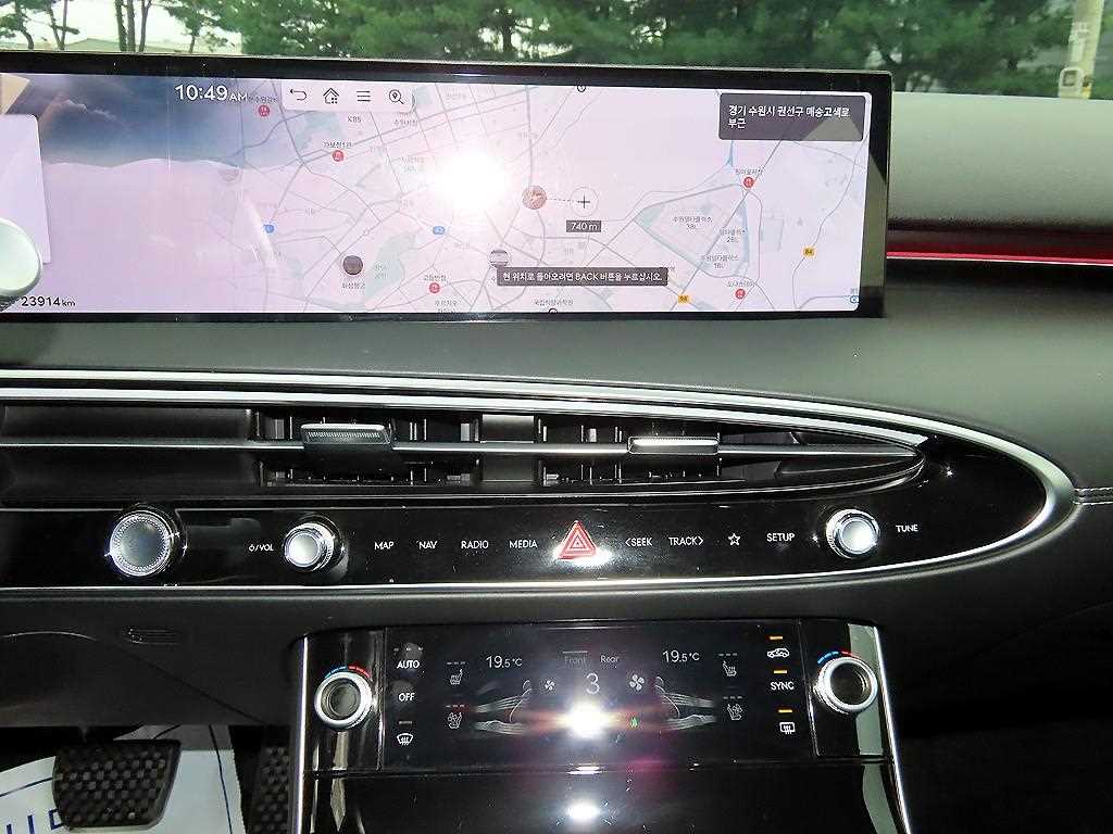Genesis GV70 — photo 13