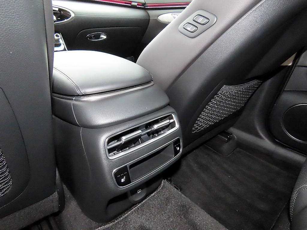 Genesis GV70 — photo 15