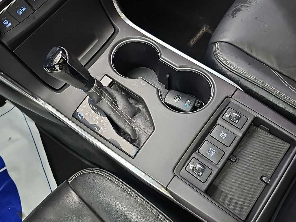 Toyota Camry — photo 08