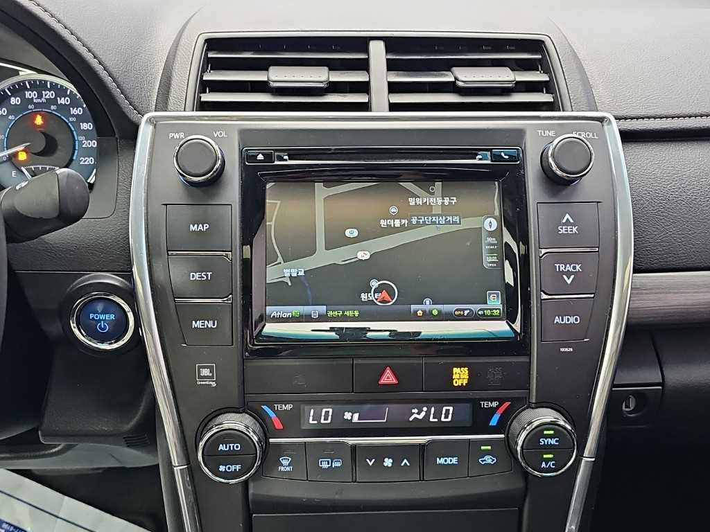Toyota Camry — photo 10