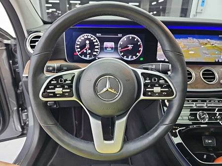 Mercedes-Benz E-Class — photo 09