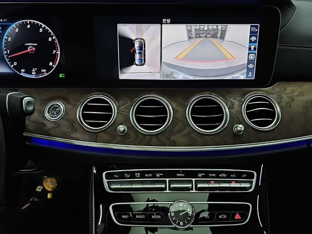 Mercedes-Benz E-Class — photo 10