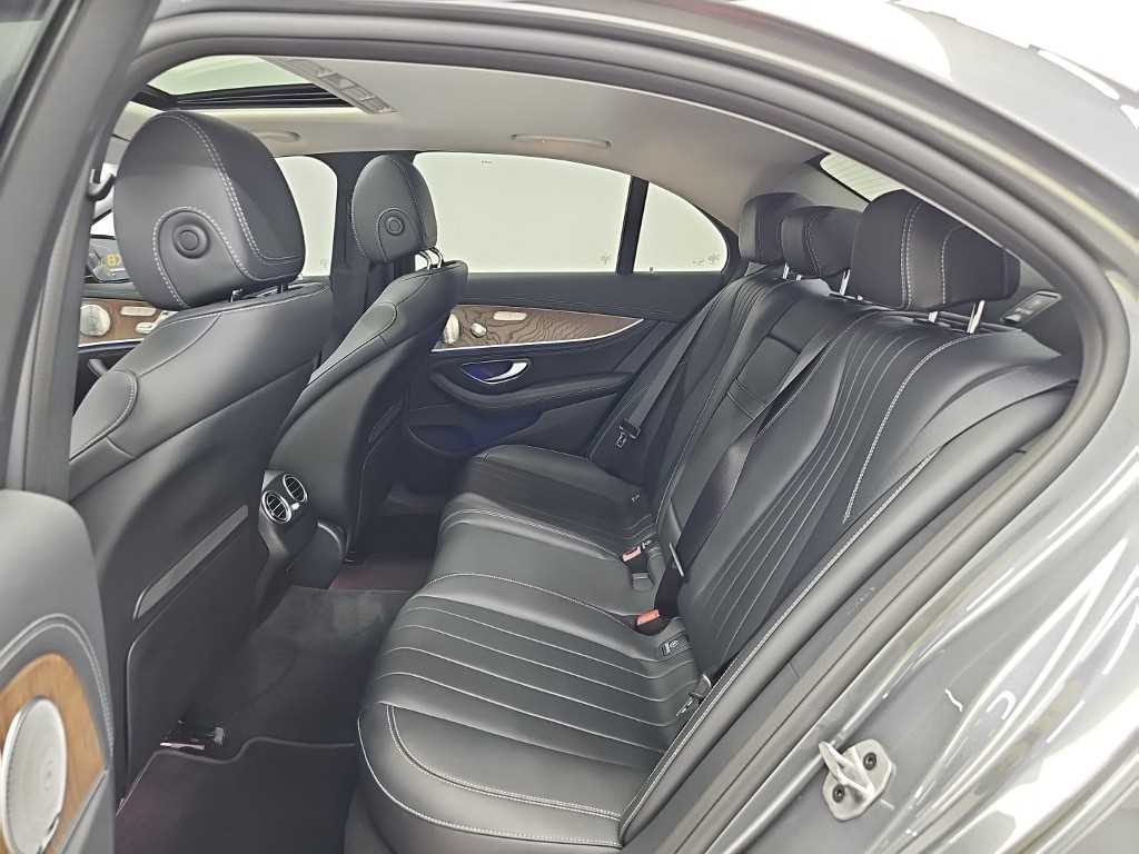 Mercedes-Benz E-Class — photo 12