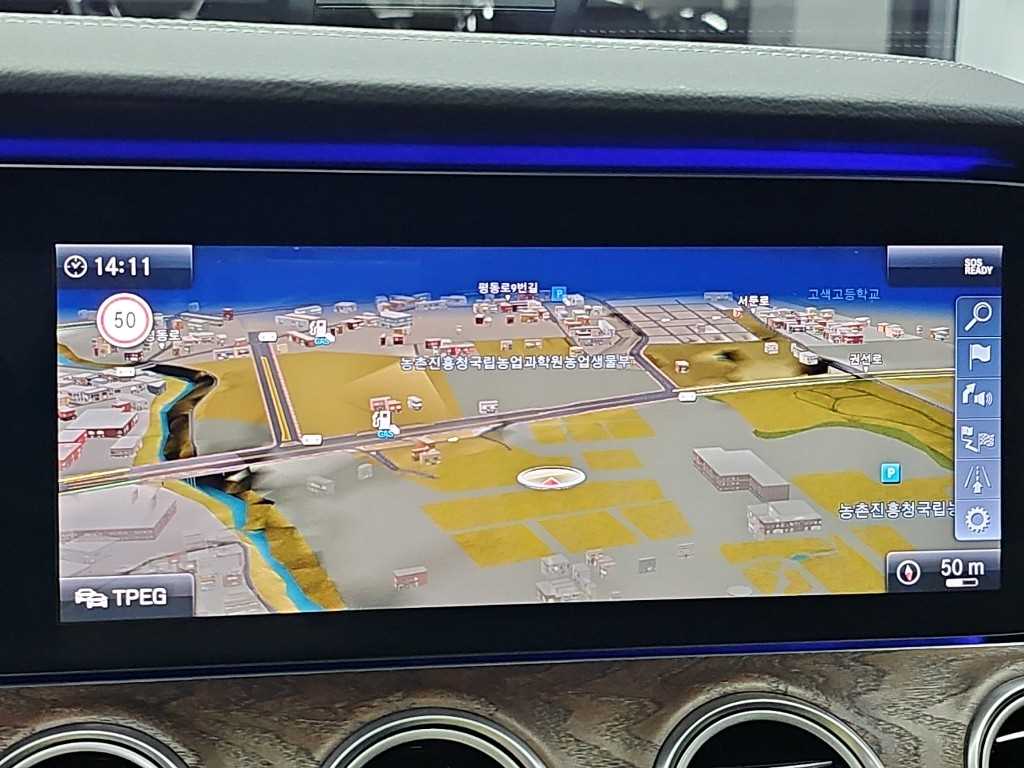 Mercedes-Benz E-Class — photo 16