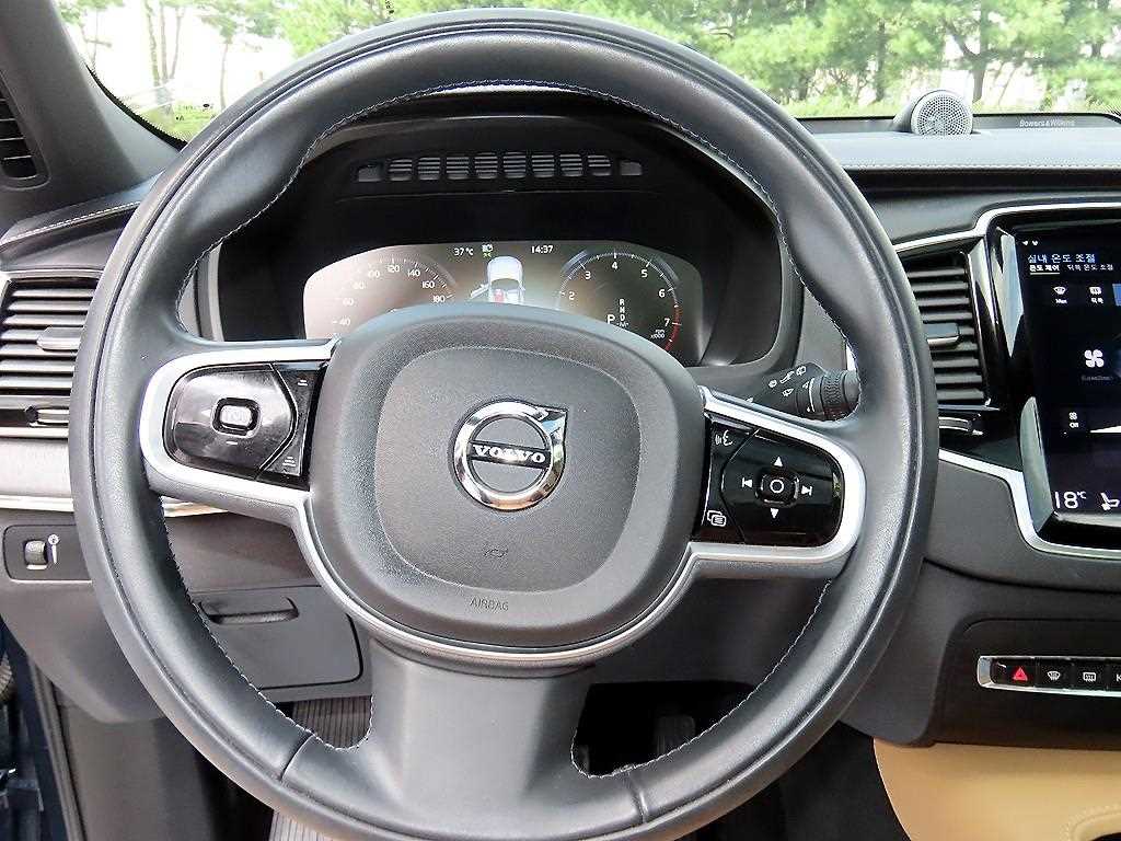 Volvo XC90 — photo 08