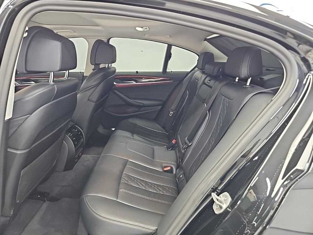 BMW 5-Series — photo 12