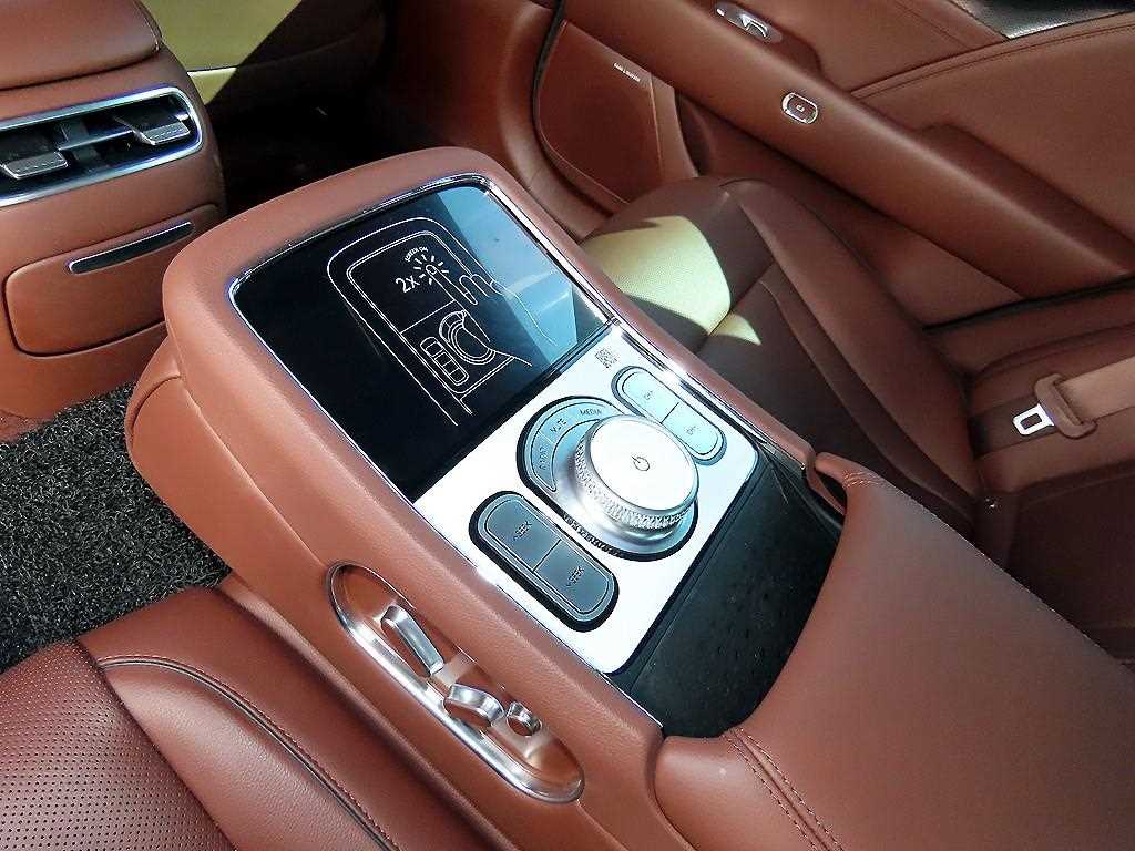 Genesis G90 — photo 16