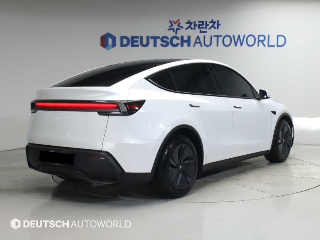 Tesla Model Y — photo 02
