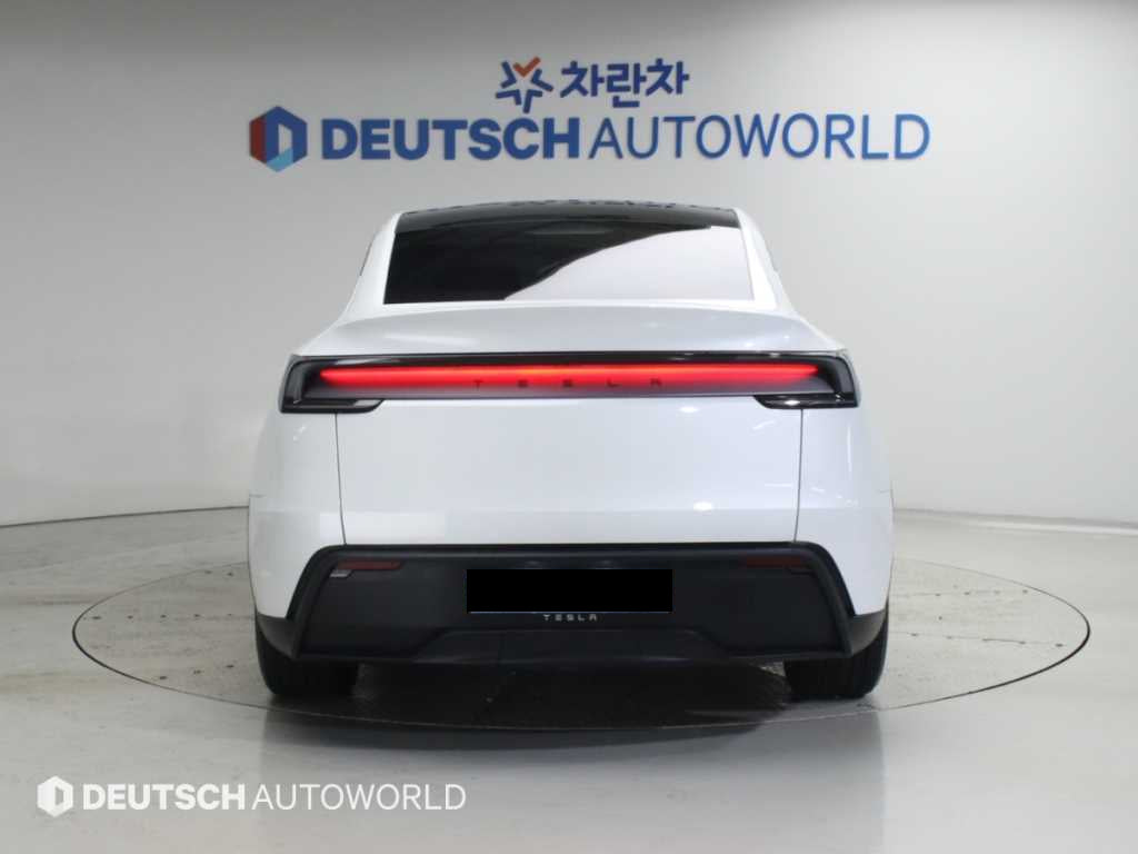 Tesla Model Y — photo 04