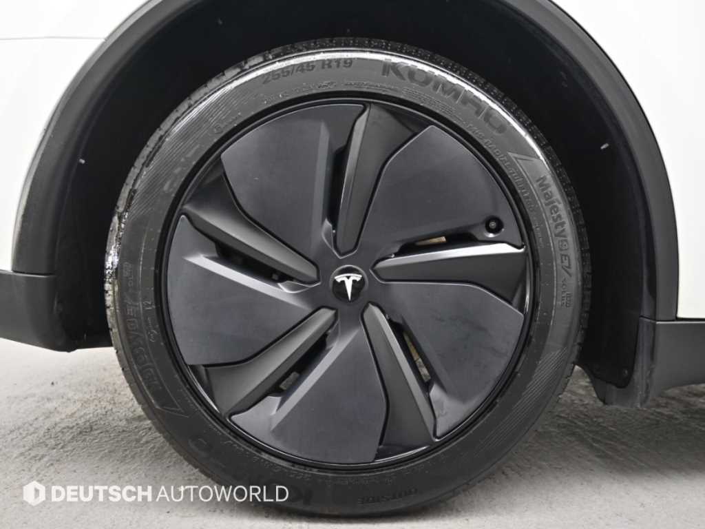 Tesla Model Y — photo 05