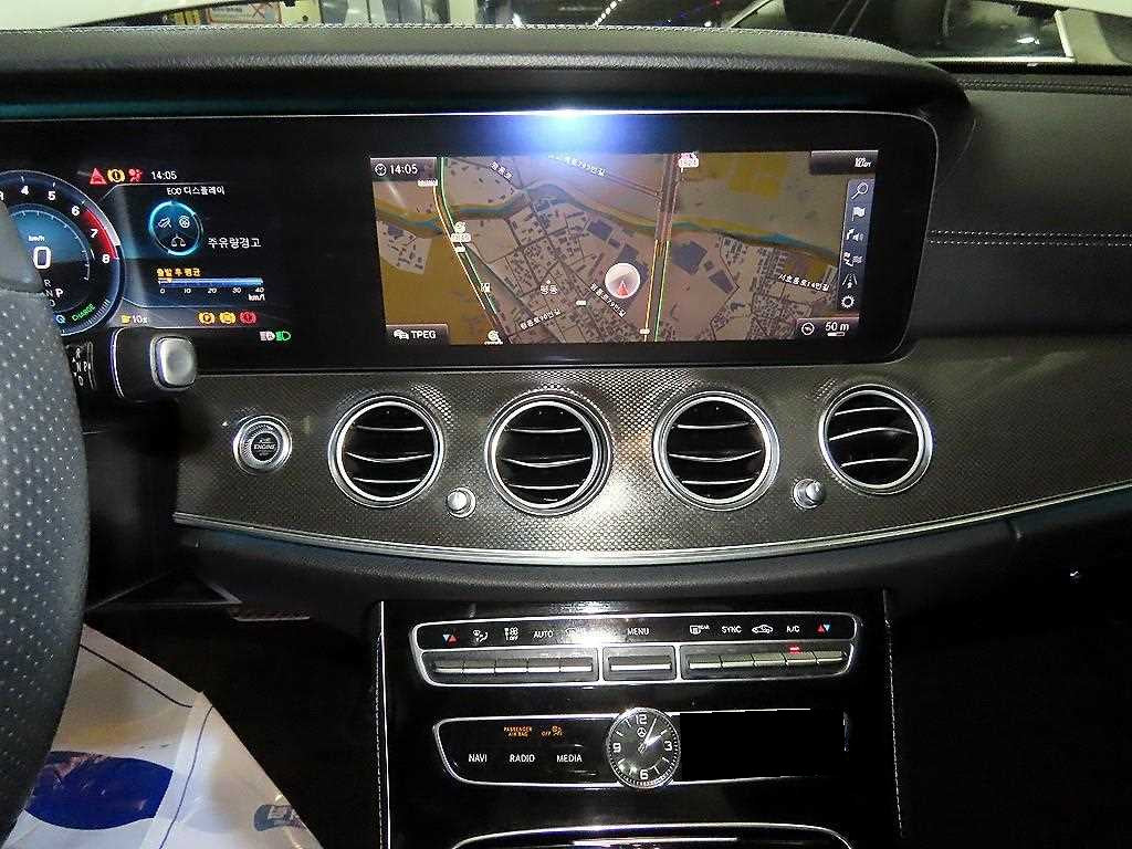 Mercedes-Benz E-Class — photo 11