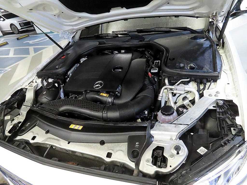 Mercedes-Benz E-Class — photo 19